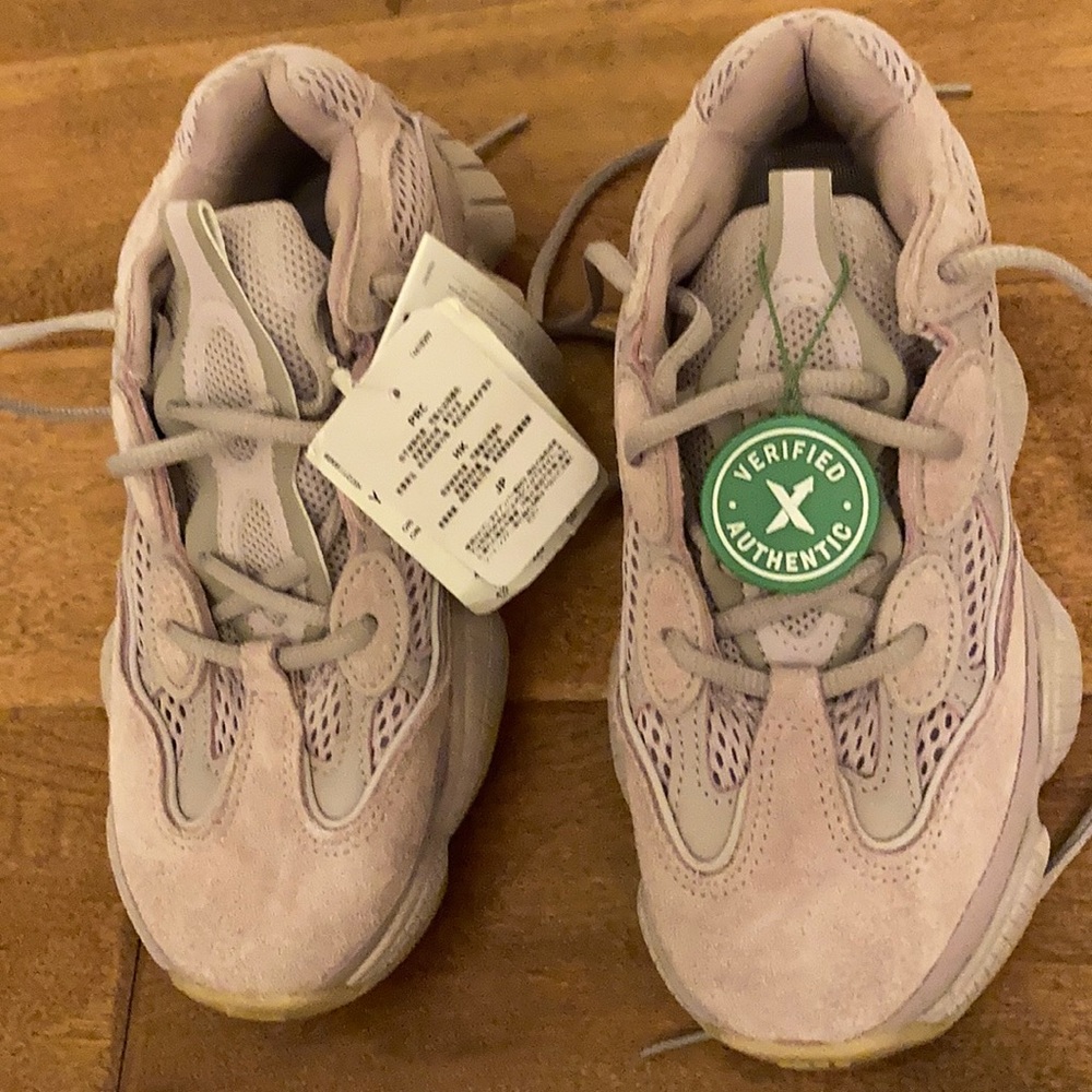 BRAND NEW (WOMENS) yeezys SIZE 6